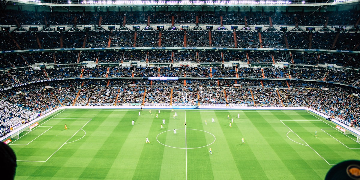 足球战术板示意图，展示4-3-3阵型与3-5-2阵型的球员站位对比